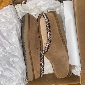 Ugg’s size 5 never worn